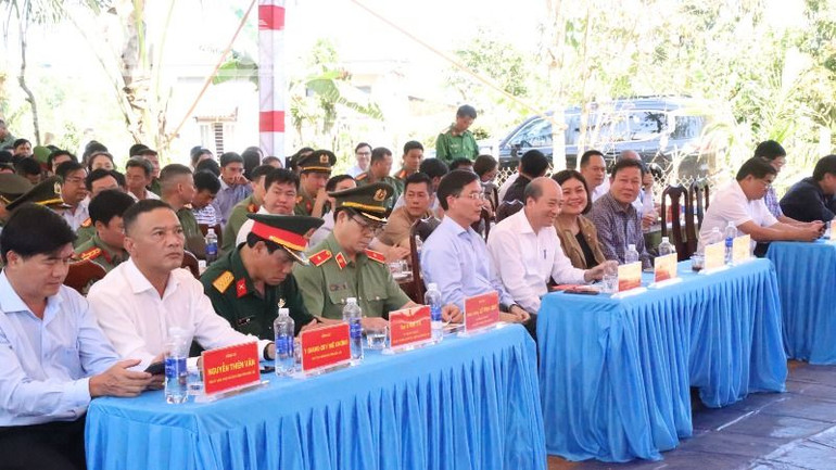 Các đại biểu dự lễ khởi công xây dựng nhà cho hộ gia đình ông Y Thăn Ksơr ở buôn Kmiên, xã Ea Drông, thị xã Buôn Hồ.