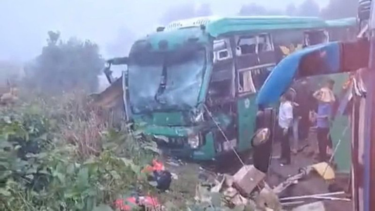 Sau khi va chạm, 2 xe lao xuống bên vệ đường.