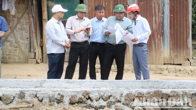 Dưới cái nắng gắt của những ngày tháng ba Tây Nguyên, nhưng các đồng chí lãnh đạo huyện Lắk vẫn kiểm tra tỉ mỉ các hạng mục của công trình.