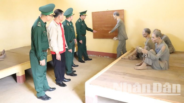 Các cán bộ, chiến sĩ Bộ đội Biên phòng tỉnh Đắk Lắk thăm các khu vực giam cùm các chiến sĩ cách mạng tại Nhà đày Buôn Ma Thuột.