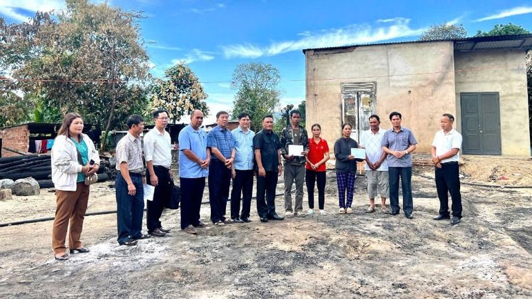 Đoàn công tác của Ủy ban nhân dân huyện Lắk đến thăm hỏi, trao tiền hỗ trợ cho hai gia đình bị cháy nhà tại xã Bông Krang.