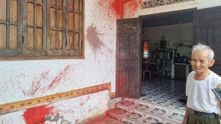 Không chỉ đập phá tài sản mà các đối tượng còn tạt sơn vào nhà người thân của ông Phạm Đức Đại. Không chỉ đập phá tài sản mà các đối tượng còn tạt sơn vào nhà người thân của ông Phạm Đức Đại.