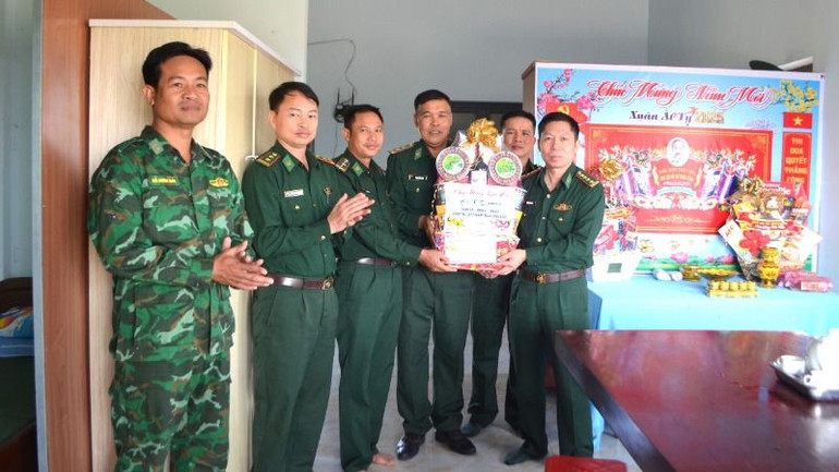 Đại tá Đỗ Quang Thấm, Chính ủy Bộ đội Biên phòng tỉnh Đắk Lắk kiểm tra, động viên và trao quà của Tỉnh ủy, Hội đồng nhân dân, Ủy ban nhân dân, Ủy ban Mặt trận Tổ quốc Việt Nam tỉnh tặng cán bộ, chiến sĩ Đội Công tác địa bàn Đồn Biên phòng Ia Rvê.