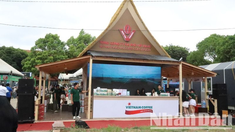 Gian hàng trưng bày sản phẩm của Tổng công ty Cà-phê Việt Nam. Gian hàng trưng bày sản phẩm của Tổng công ty Cà-phê Việt Nam.