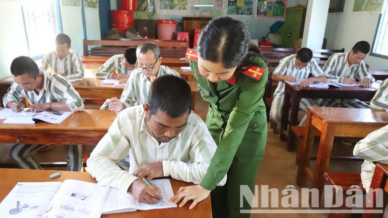 Các phạm nhân ở Trại giam Đắk Trung được học văn hóa, xóa mù chữ.