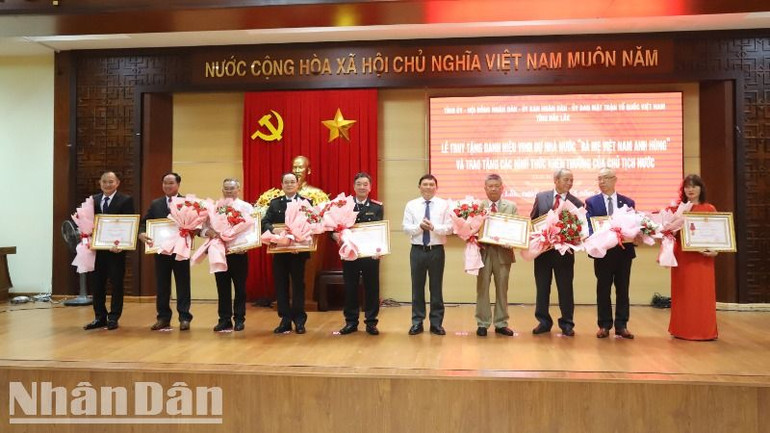 Thừa ủy quyền của Chủ tịch nước, Phó Chủ tịch Thường trực Ủy ban nhân dân tỉnh Đắk Lắk trao tặng Huân chương Lao động hạng Ba cho các cá nhân ở tỉnh Đắk Lắk.