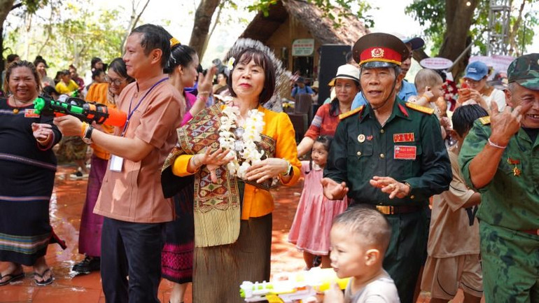 Đông đảo nhân dân địa phương và du khách tham gia ngày Tết cổ truyền Bunpimay - Lào và Ngày hội Văn hóa các dân tộc huyện Buôn Đôn.