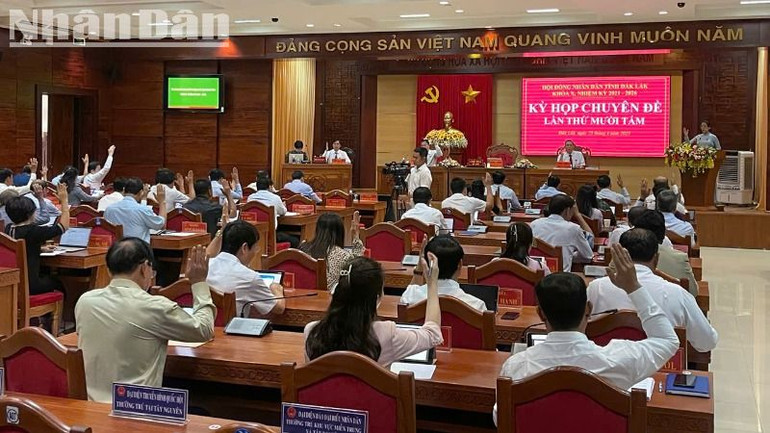 Các đại biểu biểu quyết thông qua Nghị quyết miễn nhiệm Chủ tịch Ủy ban nhân dân tỉnh Đắk Lắk khóa X, nhiệm kỳ 2021-2026, đối với ông Phạm Ngọc Nghị.