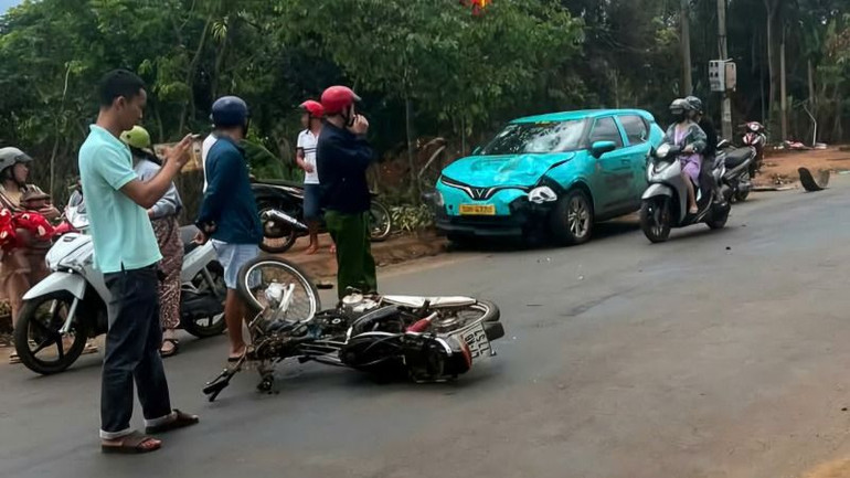 Các cơ quan chức năng đang điều tra nguyên nhân vụ tai nạn.