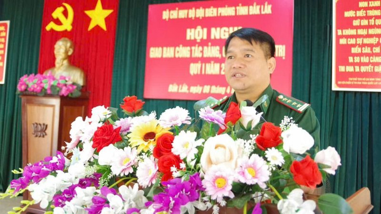 Đại tá Rơ Lan Ngân, Phó Chính ủy Bộ đội Biên phòng tỉnh Đắk Lắk phát biểu tại hội nghị.