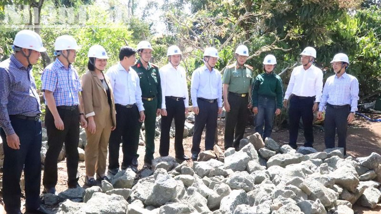 Các đại biểu kiểm tra khu vực xây dựng nhà mới cho gia đình ông Y Thăn Ksơr.