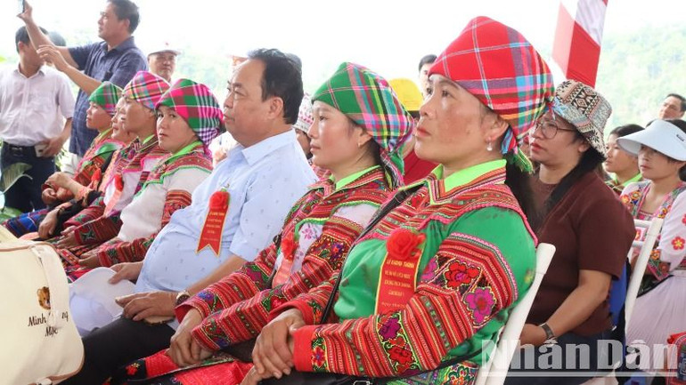 Đồng bào dân tộc Mông ở xã Cư Yang, huyện Ea Kar tham dự lễ khánh thành Cụm công trình đầu mối hồ chứa nước Krông Pách Thượng giai đoạn 1.