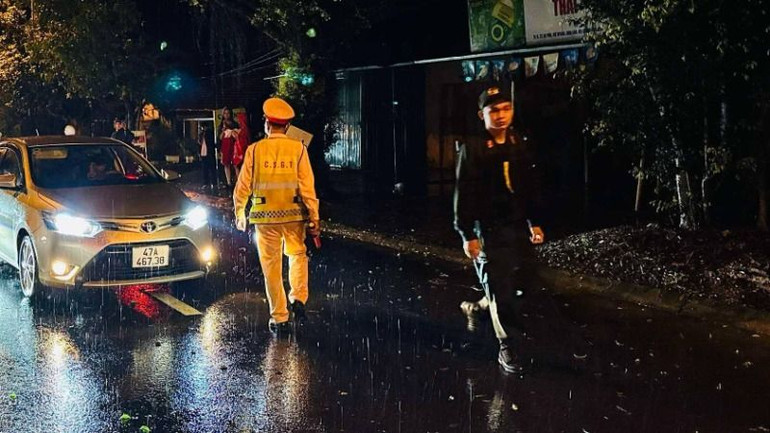 Lực lượng cảnh sát giao thông có mặt kịp thời để phân luồng giao thông.