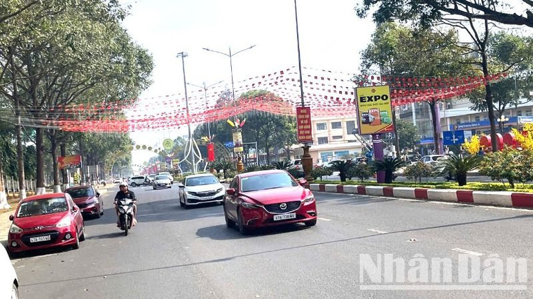 Đường Nguyễn Tất Thành, thành phố Buôn Ma Thuột phấp phới cờ hoa chào đón Xuân Ất Tỵ 2025.