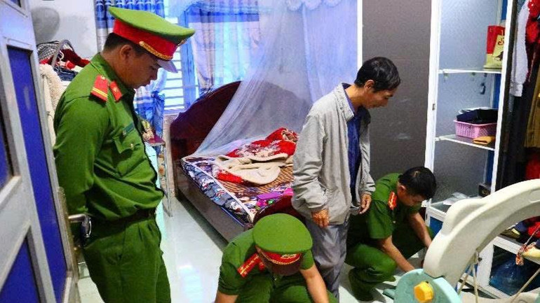 Cơ quan Cảnh sát điều tra Công an huyện Ea Súp khám xét nơi ở của bị can.