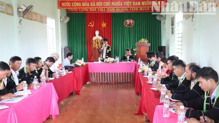 Một buổi sinh hoạt chi bộ ở thôn đồng bào Nùng, xã Ea Siên, thị xã Buôn Hồ. Một buổi sinh hoạt chi bộ ở thôn đồng bào Nùng, xã Ea Siên, thị xã Buôn Hồ.