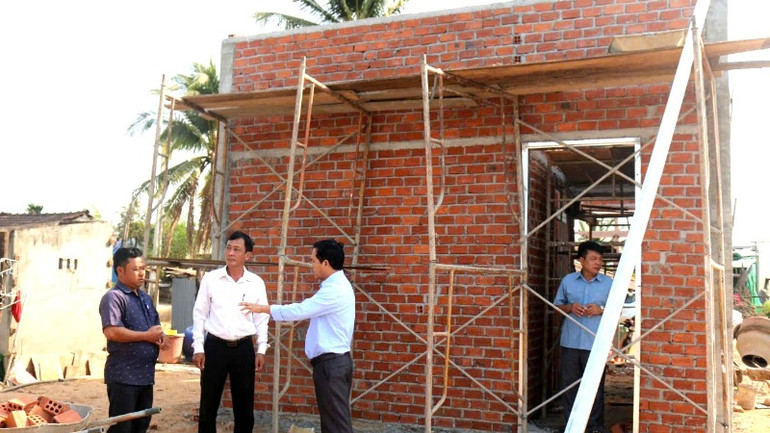 Những ngôi nhà tình nghĩa ở tỉnh Đắk Lắk đang được xây dựng hoàn thiện bàn giao cho hộ nghèo đưa vào sử dụng thay thế cho những ngôi nhà tạm, nhà dột nát.