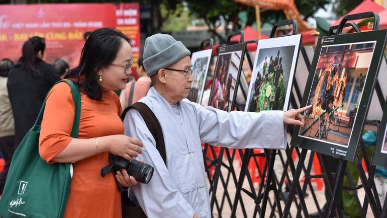 Người yêu văn học nghệ thuật thăm quan không gian trưng bày ảnh chào mừng Ngày thơ Việt Nam lần thứ 23 năm 2025.