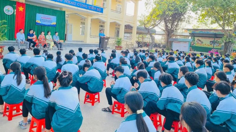 Buổi lễ tuyên dương, khen thưởng đột xuất ba em học sinh có hành động đẹp, nhặt được của rơi, trả lại người đánh mất.