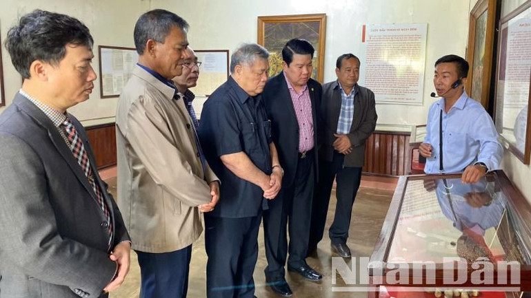 Các đại biểu thăm quan khu vực trưng bày các hiện vật, tài liệu về các chiến sĩ cách mạng bị giam cùm tại Nhà đày Buôn Ma Thuột.
