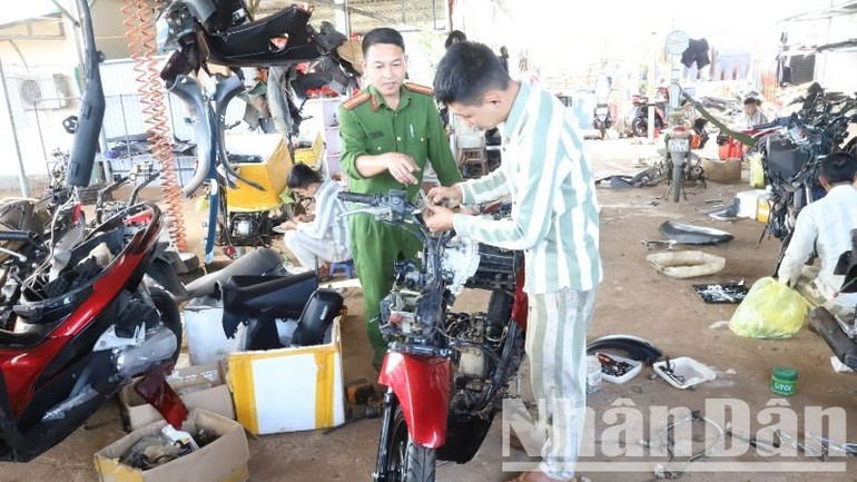 Các phạm nhân ở Trại giam Đắk Trung được học nghề sửa chữa xe máy.