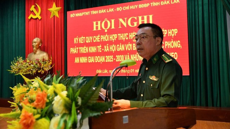 Đại tá Đào Viết Hùng, Chỉ huy trưởng Bộ đội Biên phòng tỉnh Đắk Lắk phát biểu tại hội nghị.