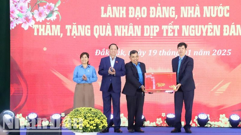 Phó Chủ tịch Quốc hội Trần Quang Phương tặng quà cho Liên đoàn Lao động tỉnh Đắk Lắk. Phó Chủ tịch Quốc hội Trần Quang Phương tặng quà cho Liên đoàn Lao động tỉnh Đắk Lắk.