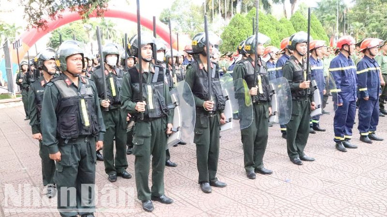Lực lượng cảnh sát cơ động Công an tỉnh Đắk Lắk sẵn sàng lên đường làm nhiệm vụ.