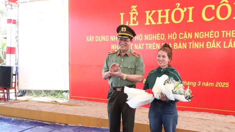 Thiếu tướng Lê Vinh Quy, Giám đốc Công an tỉnh Đắk Lắk tặng hoa chúc mừng gia đình ông Y Thăn Ksơr.