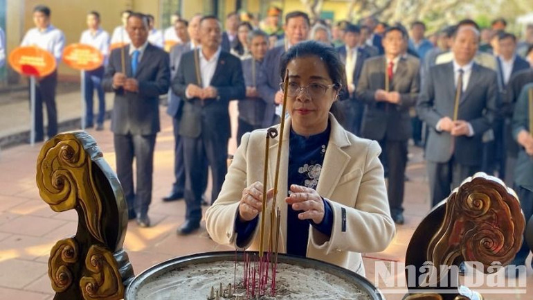 Phó Bí thư Thường trực Tỉnh ủy, Chủ tịch Hội đồng nhân dân tỉnh Đắk Lắk Huỳnh Thị Chiến Hòa dâng hương tưởng nhớ và tri ân các chiến sĩ cách mạng tại Di tích lịch sử quốc gia đặc biệt Nhà đày Buôn Ma Thuột.