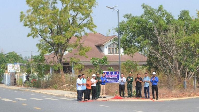 Đại diện Đồn Biên phòng Bo Heng và Công ty Điện lực Đắk Lắk bàn giao công trình tặng nhân dân buôn Trí.