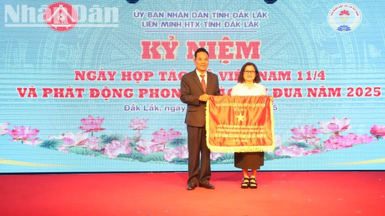 Thừa ủy quyền của Liên minh Hợp tác xã Việt Nam, Chủ tịch Liên minh Hợp tác xã tỉnh Đắk Lắk Huỳnh Bài tặng Cờ thi đua cho Quỹ tín dụng Nhân dân cao su Đắk Lắk dẫn đầu phong trào thi đua năm 2024.