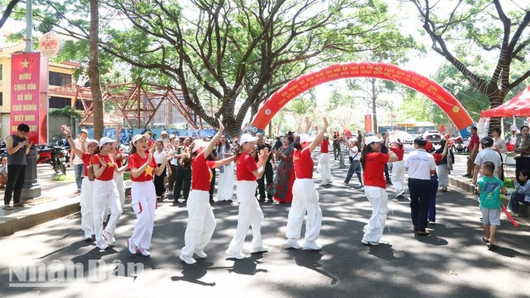Chương trình âm nhạc đường phố trên đường Phan Đình Giót, thành phố Buôn Ma Thuột chào mừng kỷ niệm 50 năm Ngày giải phóng miền nam, thống nhất đất nước.