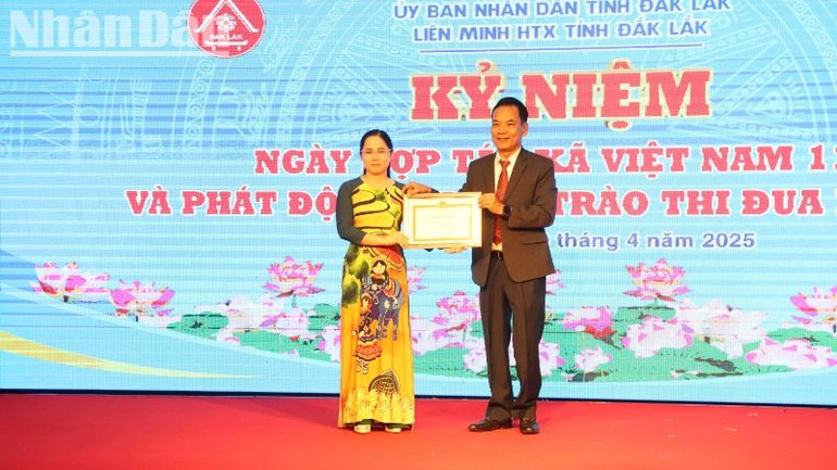 Trao tặng Bằng khen của Chủ tịch Ủy ban nhân dân tỉnh Đắk Lắk cho một tập thể có thành tích xuất sắc trong thực hiện nhiệm vụ, công tác từ năm 2023-2024.