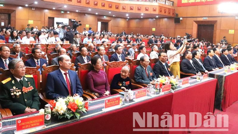 Mẹ Việt Nam Anh hùng và các đại biểu dự lễ kỷ niệm.