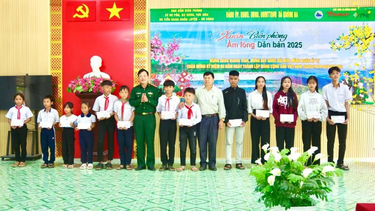 Ban tổ chức chương trình trao tặng 14 suất quà, mỗi suất quà trị giá 500 nghìn đồng cho các học sinh nghèo có hoàn cảnh đặc biệt khó khăn.