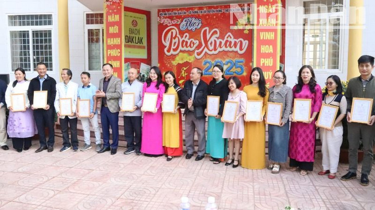 Hội Nhà báo tỉnh Đắk Lắk trao chứng nhận hỗ trợ tác phẩm chất lượng cao năm 2024 cho 20 tác phẩm thuộc chi hội các cơ quan báo chí của tỉnh.