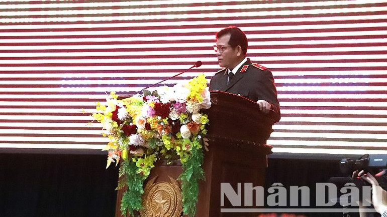 Thiếu tướng Lê Vinh Quy, Giám đốc Công an tỉnh Đắk Lắk báo cáo về tình hình an ninh chính trị, trật tự an toàn xã hội trên địa bàn và kết quả công tác của Công an tỉnh trong năm 2024.