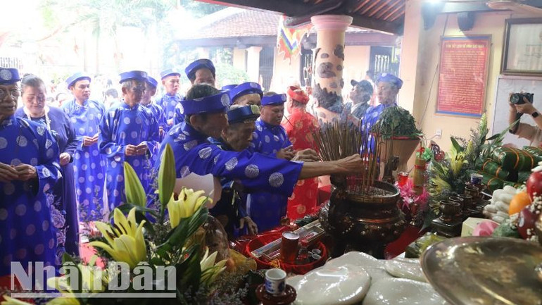 Các cụ bô lão dâng hương tưởng nhớ các Vua Hùng.