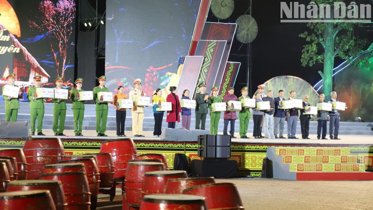 Thượng tướng Trần Quốc Tỏ, Thứ trưởng Công an và Phó Bí thư Thường trực Tỉnh ủy, Chủ tịch Hội đồng nhân dân tỉnh Đắk Lắk tặng quà cho các cá nhân tiêu biểu.