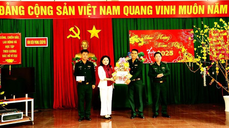 Đồng chí Nguyễn Thị Thu Nguyệt và Đại tá Đỗ Quang Thấm trao quà, chúc Tết cán bộ, chiến sĩ Đồn Biên phòng Sêrêpốk.