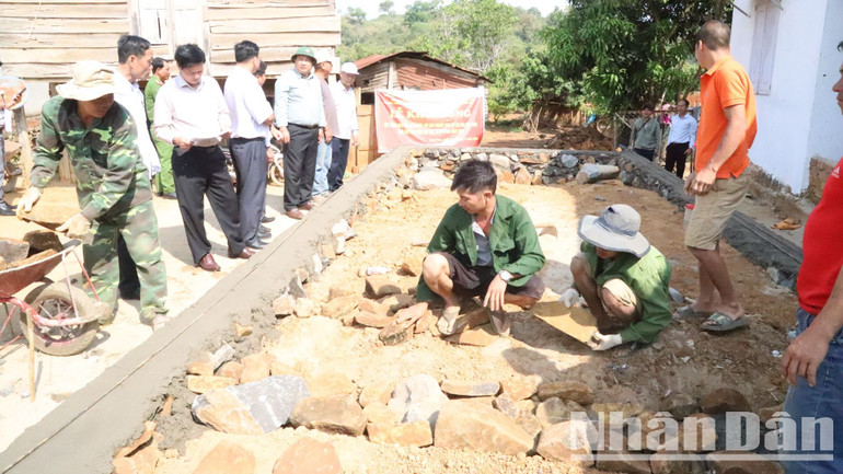 Nhiều người dân ở xã Ea Rbin, huyện Lắk tham gia hỗ trợ xây dựng nhà cho hộ nghèo dưới cái nắng chói chang của những ngày tháng ba Tây Nguyên.