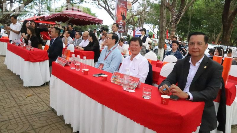 Đại diện lãnh đạo Ủy ban nhân dân thành phố Buôn Ma Thuột và các doanh nghiệp sản xuất cà-phê dự buổi họp báo.