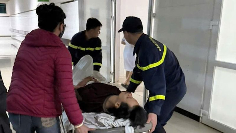 Anh N.N.M.T được được đưa đến bệnh viện cấp cứu.