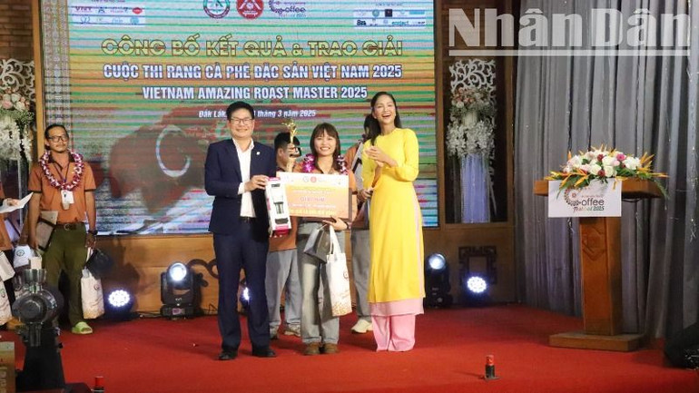 Thí sinh Nguyễn Hương đến từ tỉnh Đắk Nông đạt 328,8/400 điểm, đoạt giải Nhì cuộc thi.