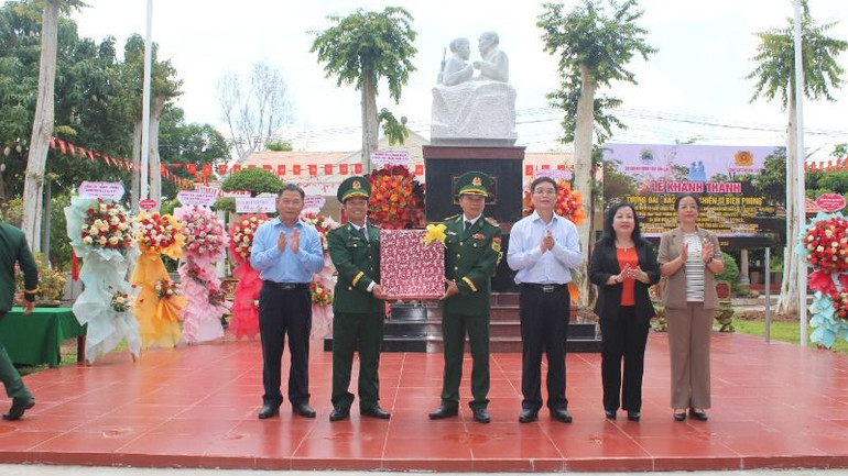 Đại diện lãnh đạo hai tỉnh Đắk Lắk và Phú Yên tặng quà cán bộ, chiến sĩ Đồn Biên phòng Ea H’leo.