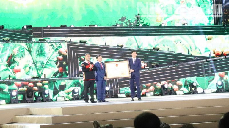 Lãnh đạo Ủy ban nhân dân tỉnh Đắk Lắk nhận Chứng nhận Di sản văn hóa phi vật thể quốc gia “Tri thức trồng và chế biến cà-phê” của Bộ Văn hóa-Thể thao và Du lịch.