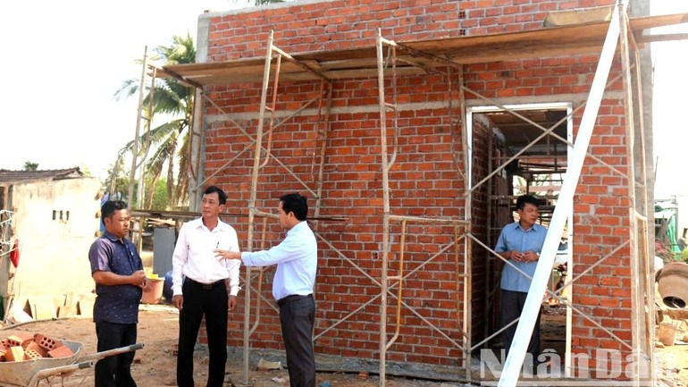 Những ngôi nhà mới từ Chương trình xóa nhà tạm, nhà dột nát cho hộ nghèo trong năm 2025 trên địa bàn huyện Ea Súp đang dần hoàn thiện, bàn giao cho người dân đưa vào sử dụng, ổn định cuộc sống.