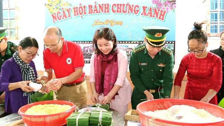 Các đại biểu trong đoàn công tác gói bánh chưng trong chương trình “Xuân Biên phòng, Ấm lòng dân bản” tại xã Ia Rvê tặng các gia đình khó khăn đón Tết đầm ấm.