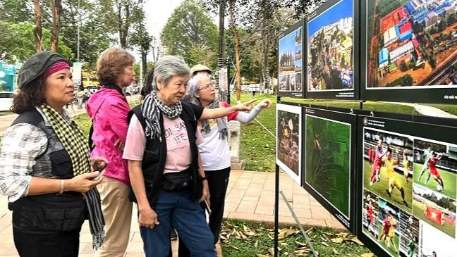 Du khách thăm quan triển lãm.
